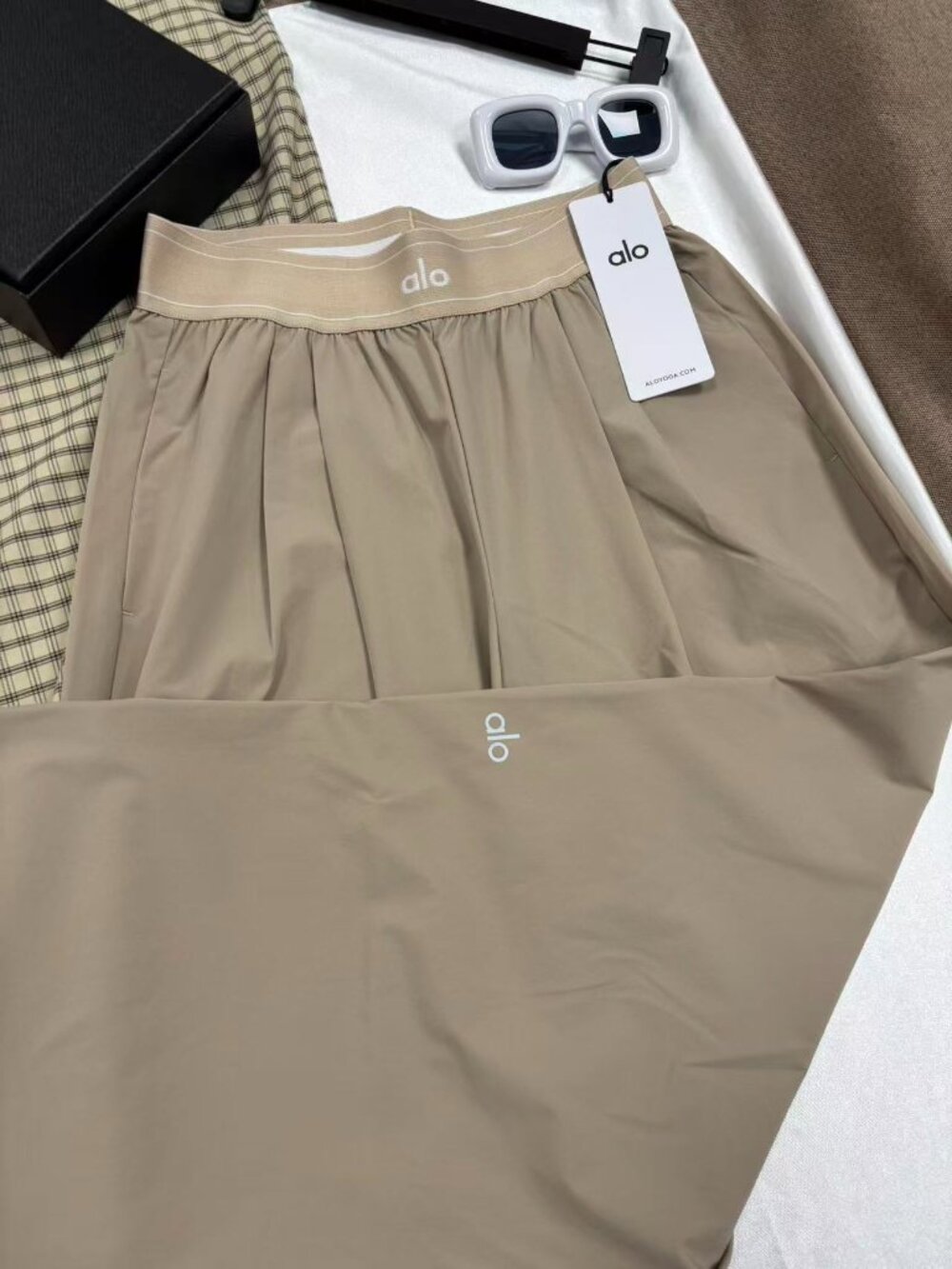 🎑Brand new with tags Alo Yoga Suit Up Trousers gravel color (Regular) loose fit - Picture 6 of 8